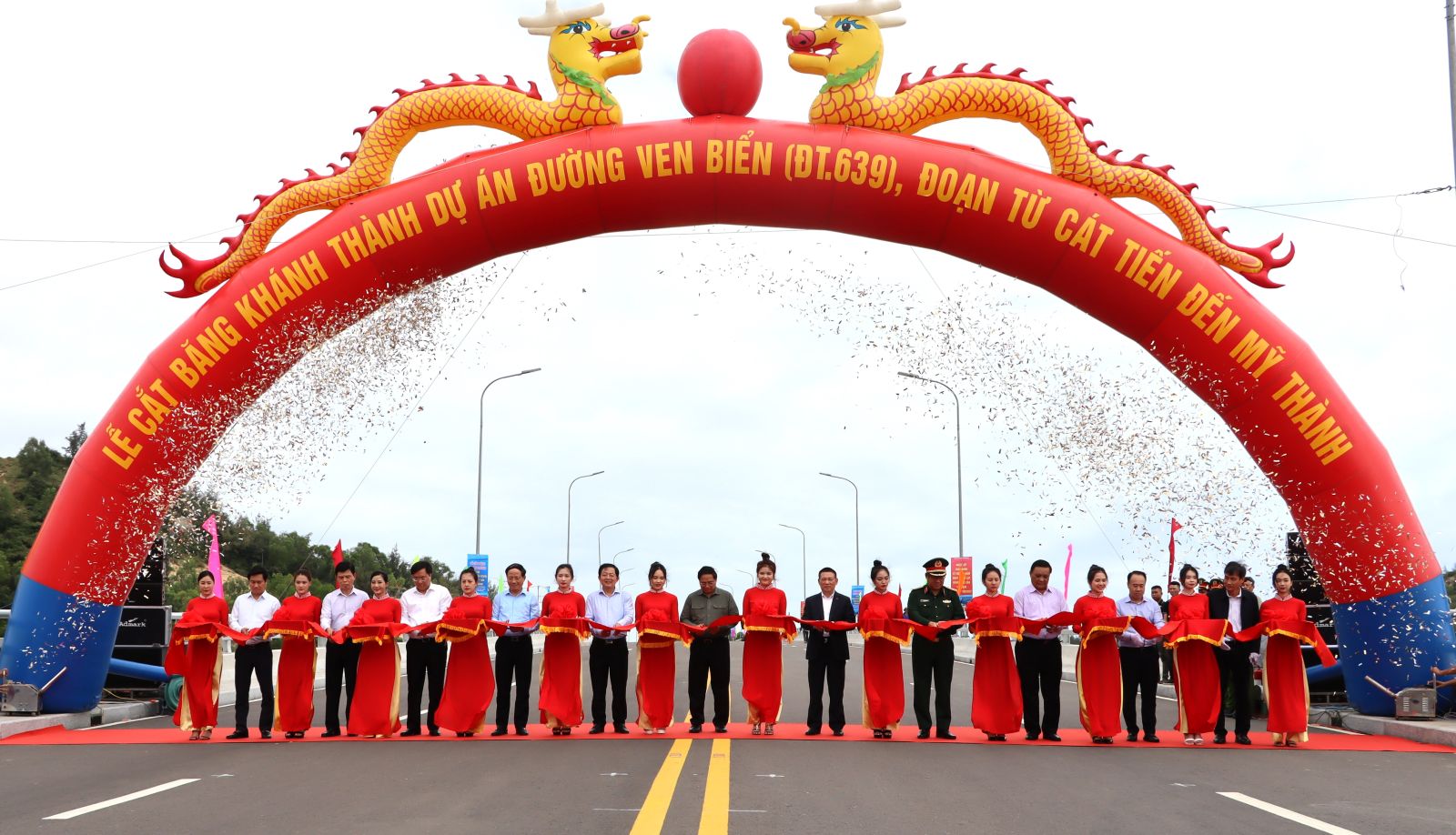 Thủ tướng Chính phủ cắt băng khánh thành tuyến đường ven biển Cát Tiến - Mỹ Thành, tỉnh Bình Định