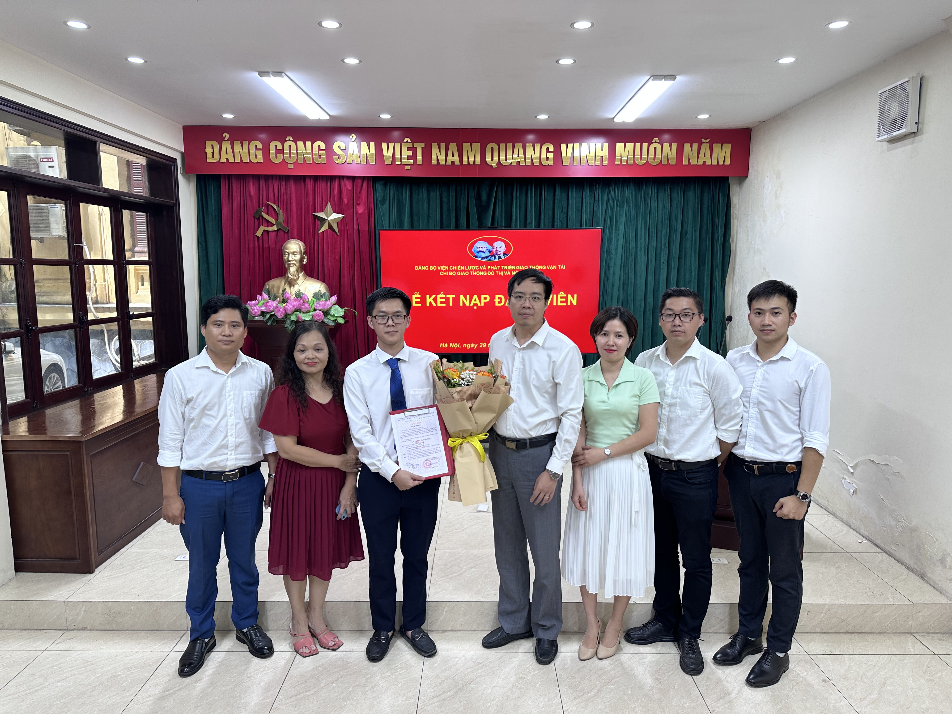 Chi bộ Giao thông Đô thị và Nông thôn  tổ chức lễ kết nạp đảng viên cho Đoàn viên ưu tú Nguyễn Trung Anh.