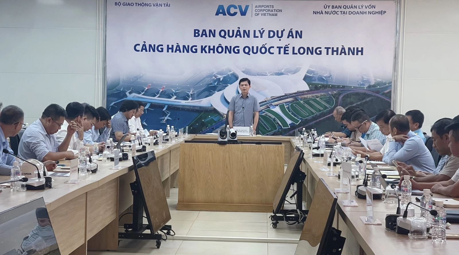 Thứ trưởng Lê Anh Tuấn yêu cầu các đơn vị liên quan tăng tốc, đẩy nhanh tiến độ các dự án thành phần khi kiểm tra dự án sân bay Long Thành.