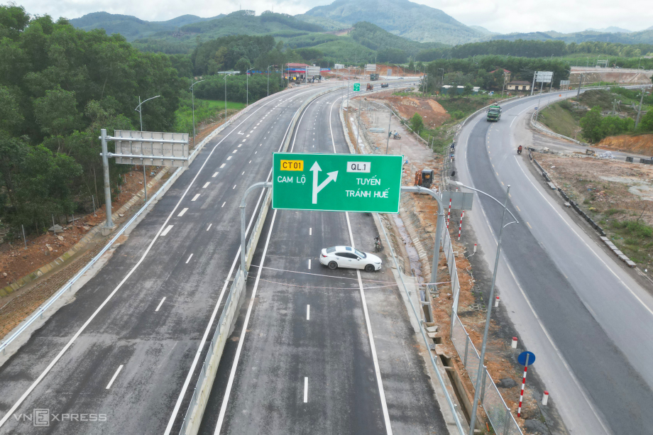 Công điện của Thủ tướng Chính phủ đẩy nhanh nghiên cứu, triển khai đầu tư nâng cấp các tuyến đường bộ cao tốc đang khai thác, đang đầu tư theo quy mô phân kỳ