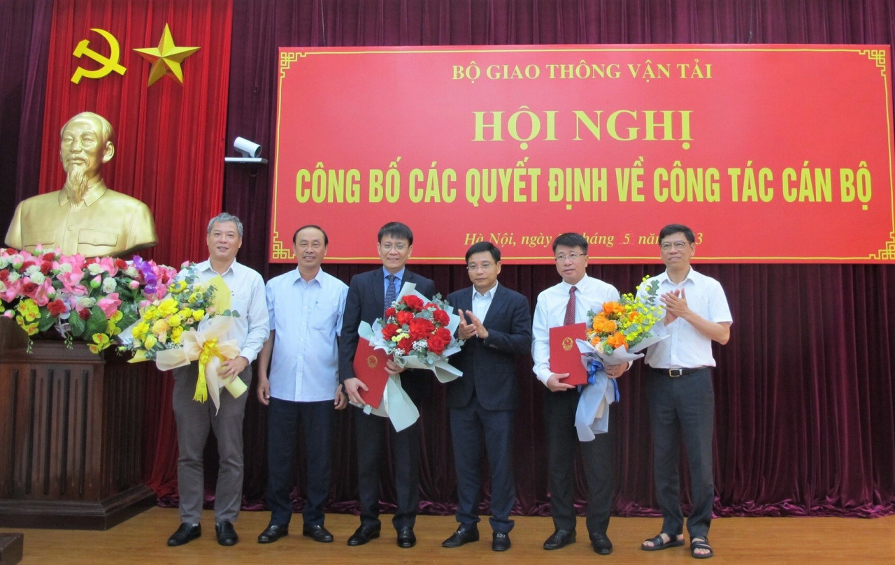 Bộ trưởng Nguyễn Văn Thắng trao Quyết định bổ nhiệm ông Lê Đỗ Mười giữ chức Cục trưởng Cục Hàng hải VN